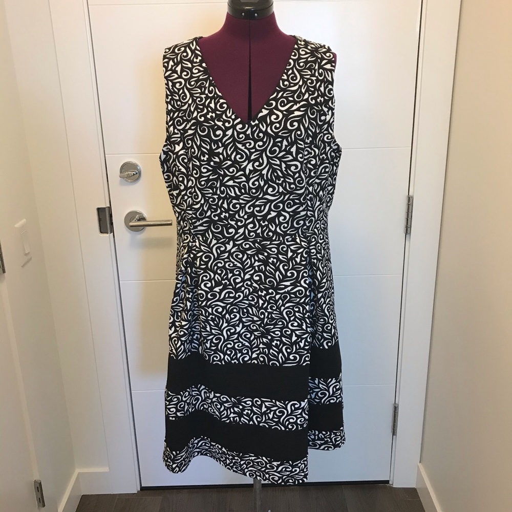 Haani Patterned V-neck Dress